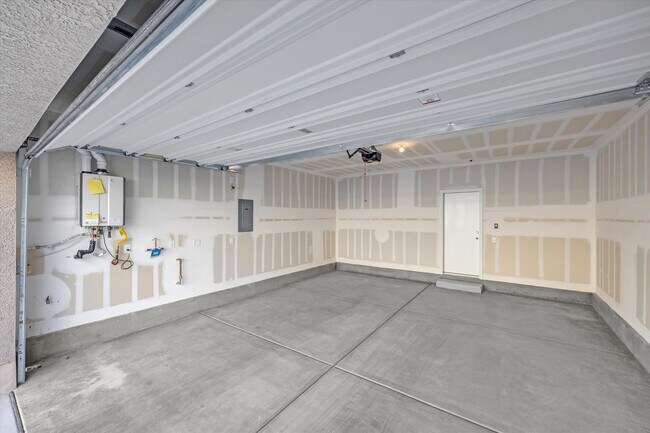 Building Photo - Iron Mountain Townhome with attached garage