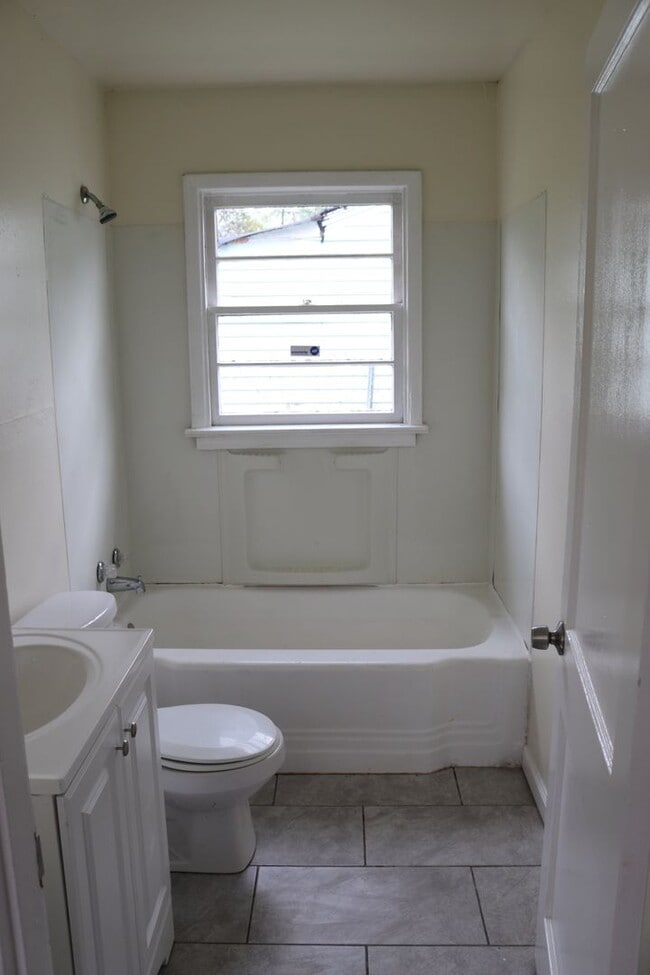 Building Photo - 1303 Burchett St