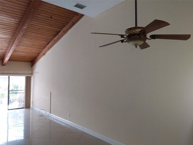 Building Photo - 2675 Parkview Dr S