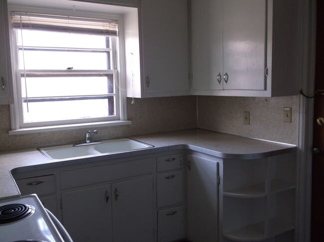 Building Photo - 2 BEDROOM, 1 BATHROOM, DUPLEX WITH ALL UTI...