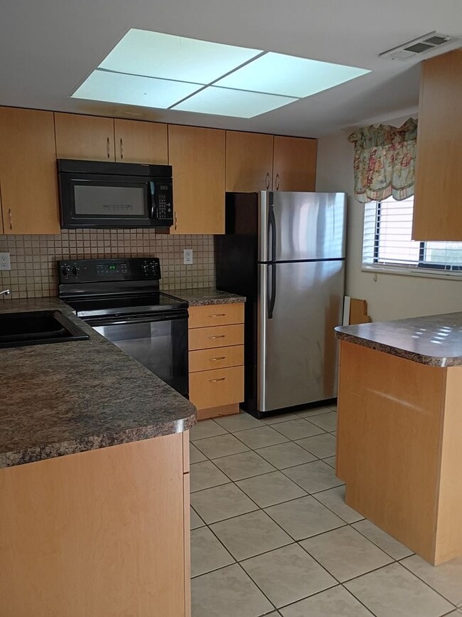 Building Photo - Tradewinds I