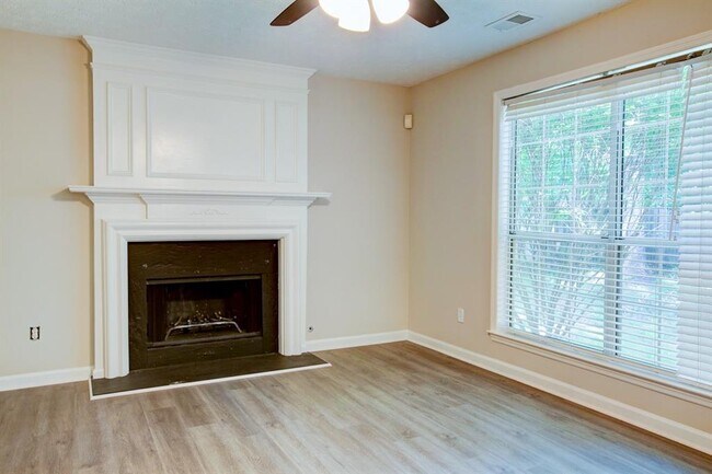 Building Photo - 4940 Tanners Spring Dr