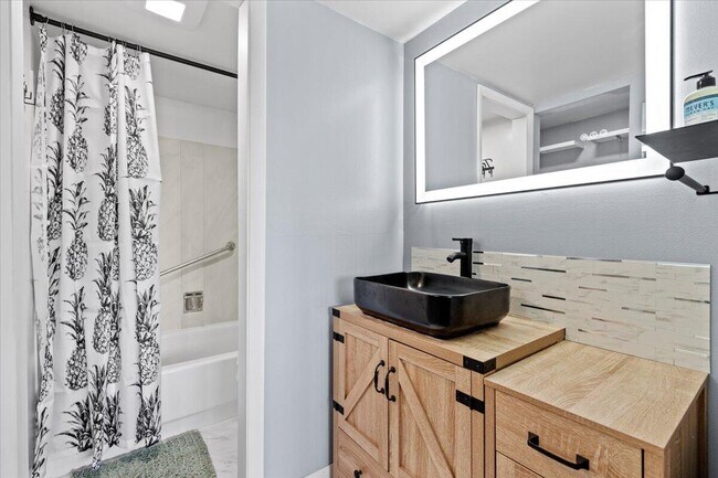 Building Photo - 300 Waterway Dr S