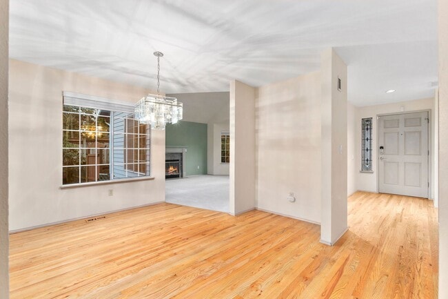 Building Photo - Beautiful 3 Bedroom Home in Bridle Trails