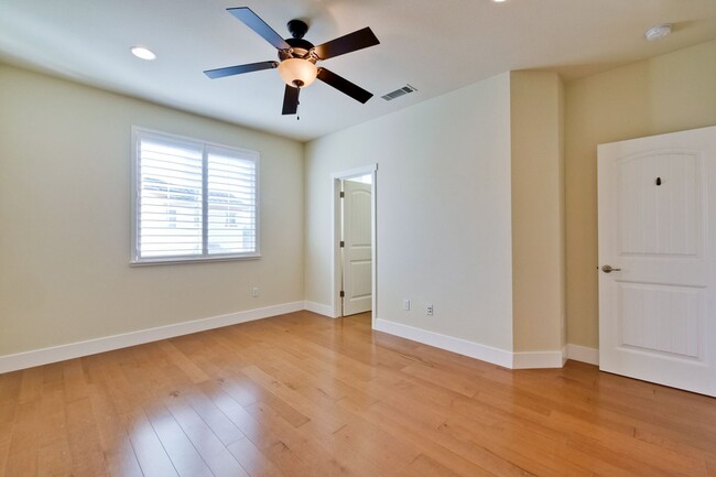 Building Photo - 3-Bed, 3-Bath Home in Sunnyvale near Seven...