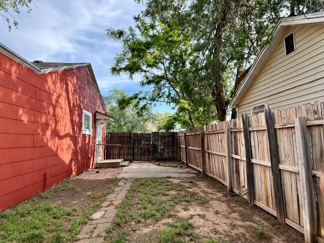 Building Photo - Cute 2/1 Minutes from Tech!