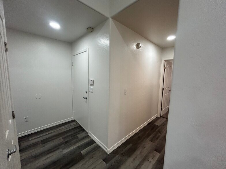 Building Photo - 1121 E Monona Dr