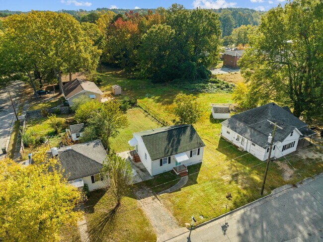 Building Photo - "2-Bed Bungalow with Granite Touches & Gleaming Hardwoods in Durham!"