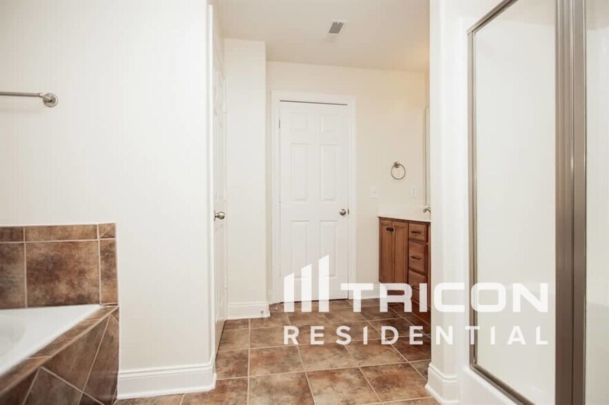 Building Photo - 1344 St Ives Ct