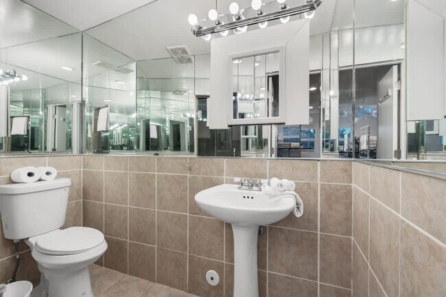 Building Photo - 19720 NE 26th Ave