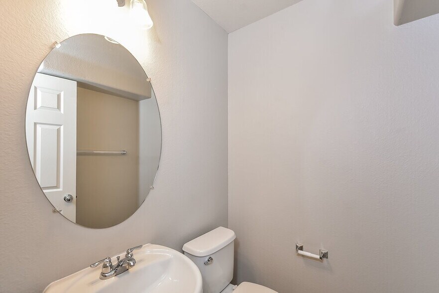 Building Photo - 7921 Point Oaks Ct