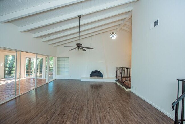 Building Photo - Anaheim Hills