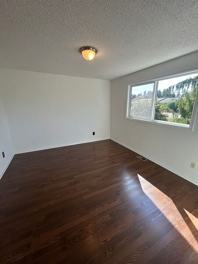Building Photo - Spacious 3 bedroom, 2 bathroom with large ...