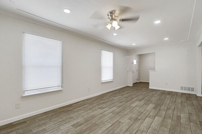 Building Photo - 10401 Centaur Dr