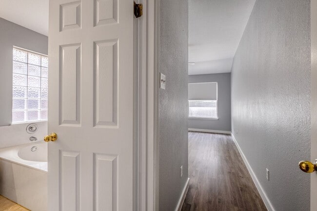 Building Photo - Imagine Coming Home to Comfort, Convenience & Style in North Austin!