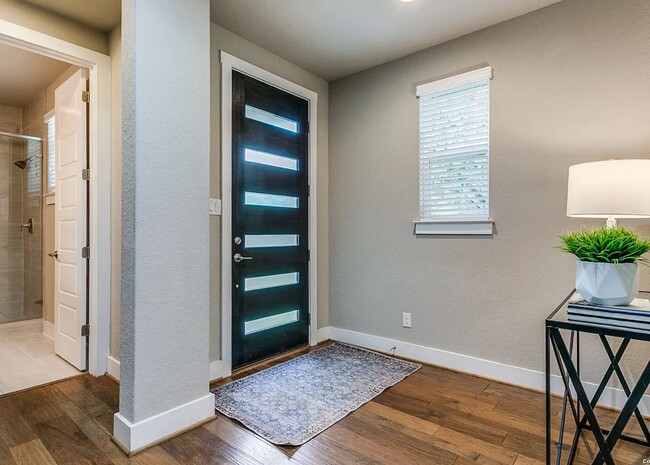 Building Photo - Townhome For Rent Half off deposit for OCT...