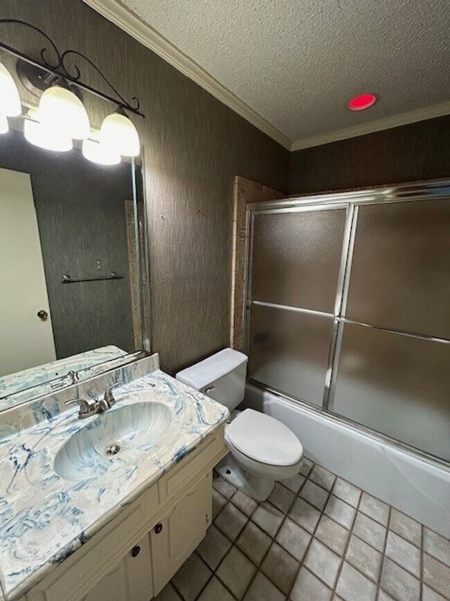 Building Photo - Spacious Midway ISD Home