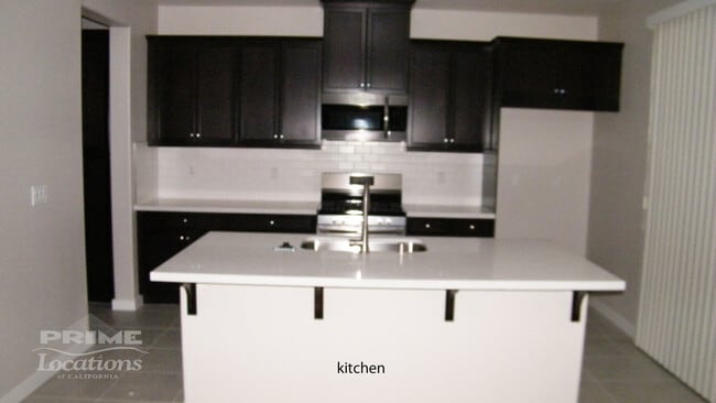 Building Photo - Spacious modern living