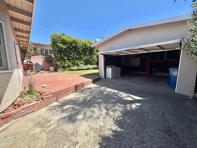 Building Photo - Spacious 3BD Manhattan Beach Home with Brand New Flooring, Large Den & 2-Car Garage