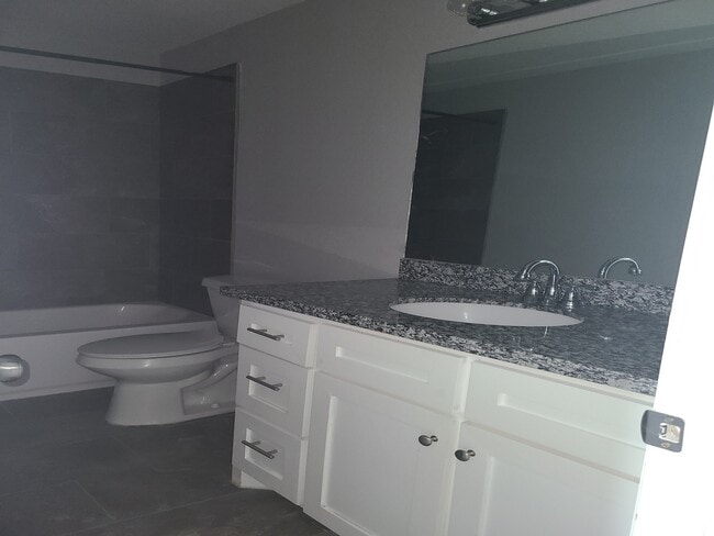 Building Photo - 1053 Willow Oaks Cir