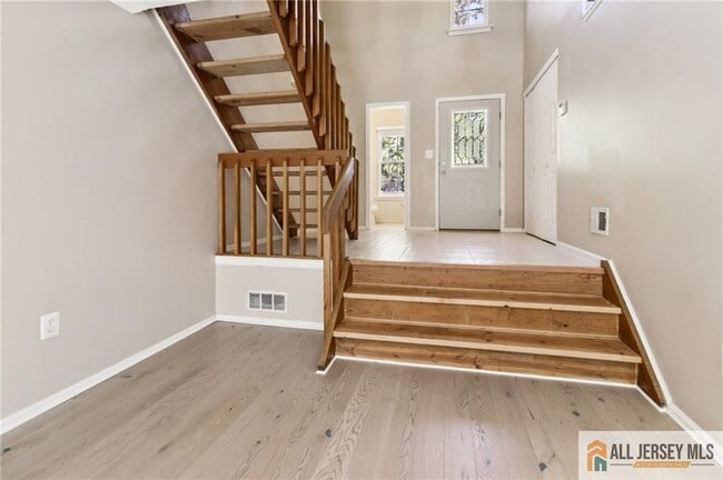 Building Photo - 10 Brookline Ct