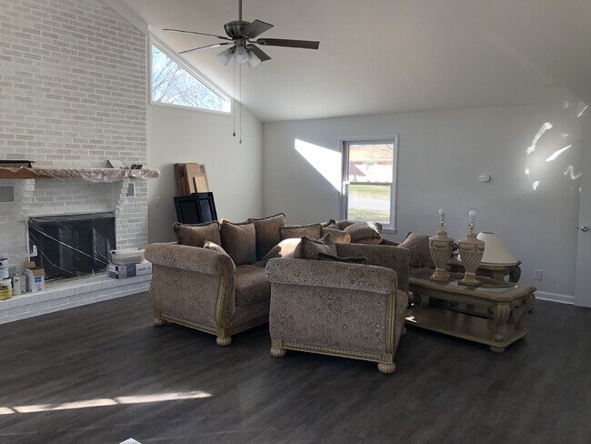 Building Photo - 3BD 1.5 BA HOUSE with Bonus Room  AVAILABL...
