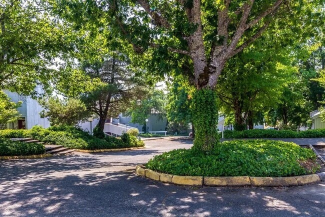 Building Photo - 721 SE Meadowlark Ave