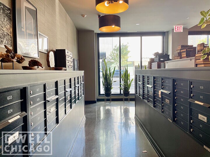 Building Photo - 700 N La Salle Dr