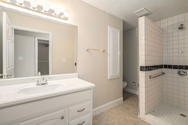 Building Photo - 5 Bedroom Large Ranch with Finished Basement