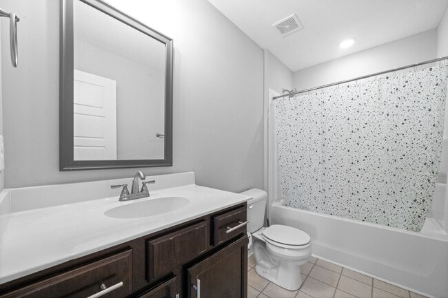 Building Photo - 3 Bedroom 3 Bath Home with Bonus Room For Rent!
