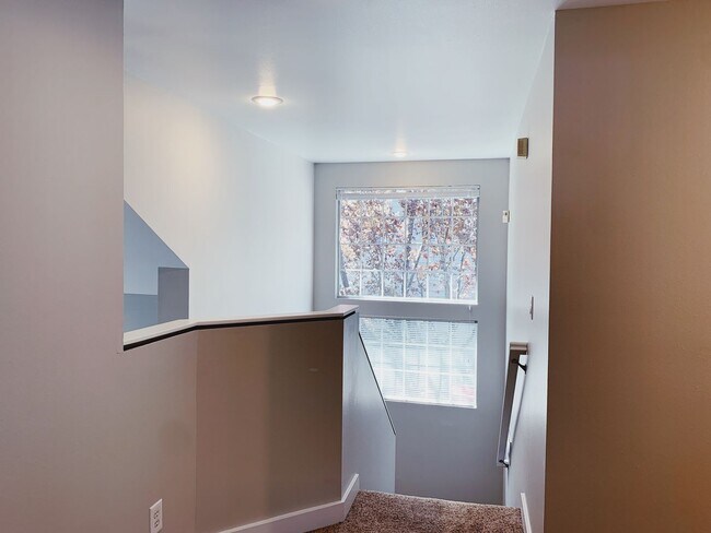 Building Photo - 3Bd/2.5Ba Kirkland Townhome