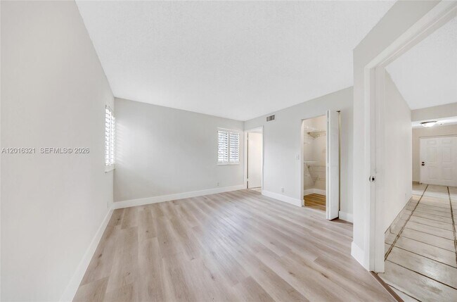Building Photo - 5521 Courtyard Dr