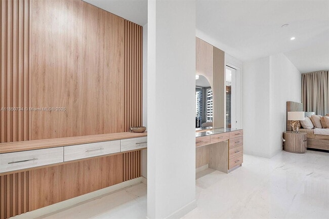 Building Photo - 300 Biscayne Blvd Way