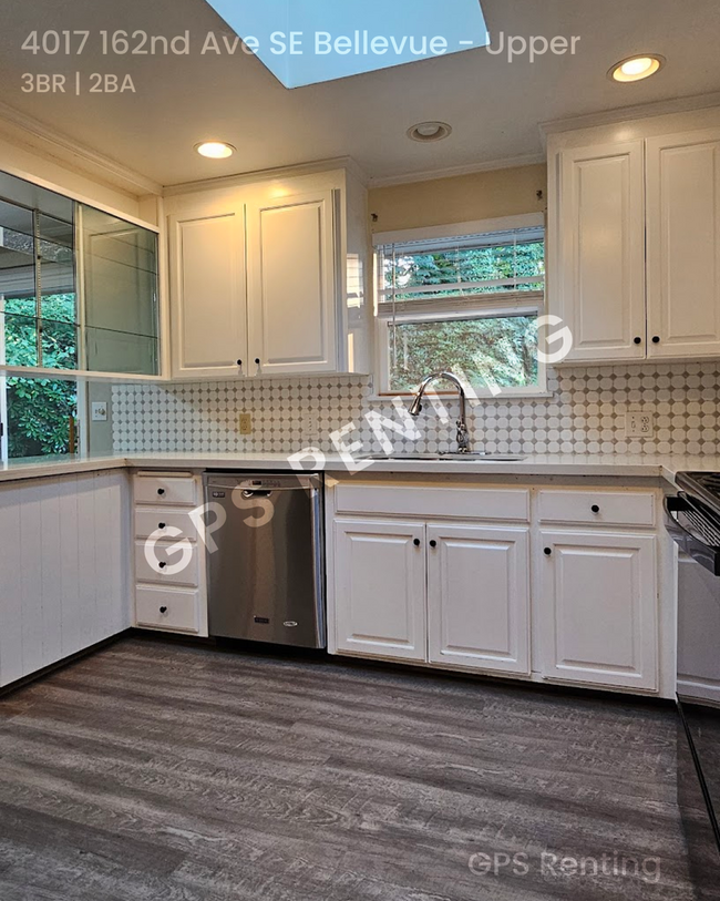 Building Photo - Eastgate Bellevue -3 Bed upper unit with l...