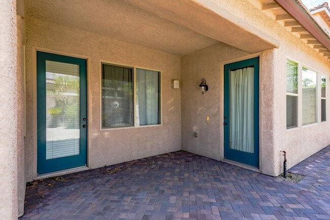 Building Photo - Fabulous Single Story 3 Bedroom Home Conve...