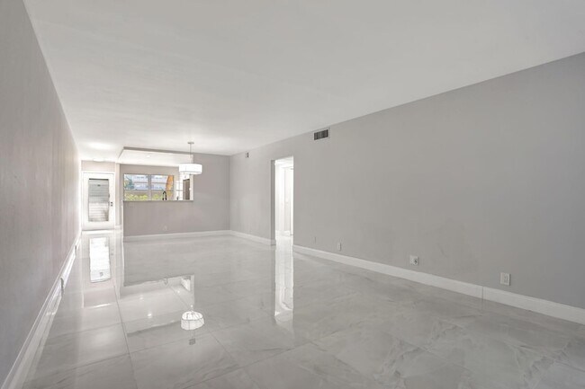 Building Photo - 2202 Lucaya Bend