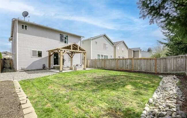 Building Photo - Large 3 bedroom pet friendly home at a gre...