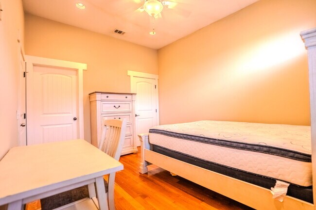 Building Photo - Leasing for FALL 2026! 3Bed/3Bath Townhouse walking distance to FSU! $800/room!
