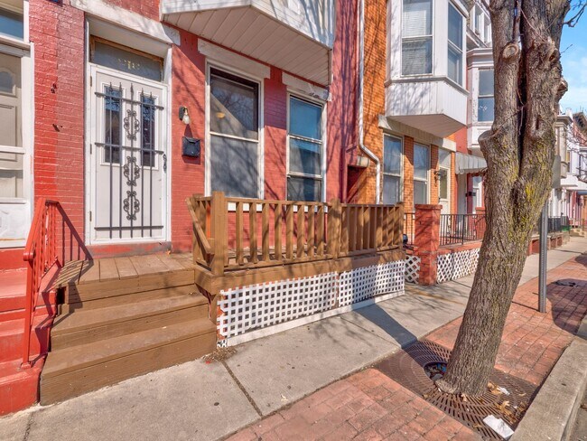 Building Photo - Large Four Bedroom In York!