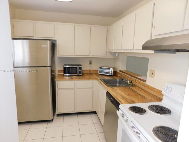 Building Photo - 8005 SW 107th Ave