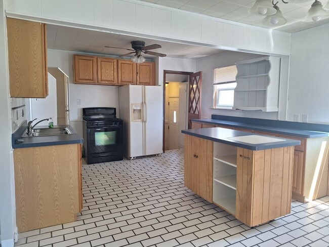 Building Photo - Charming 3 bedroom bungalow freshly updated
