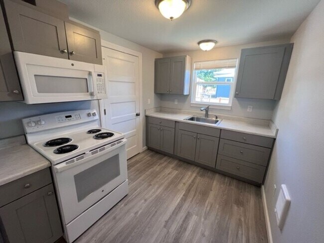Building Photo - Beautiful Remodeled 2 Bedroom House!!