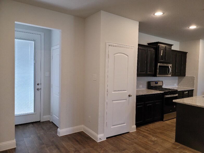 Building Photo - 6820 Meadow Crest Dr