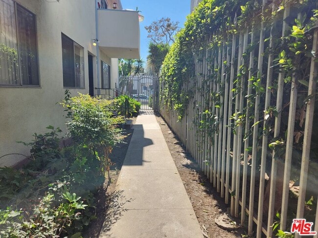 Building Photo - 8853 Alcott St