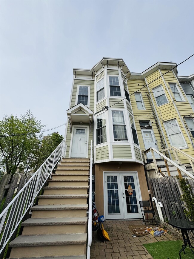 Building Photo - 447 Mercer St