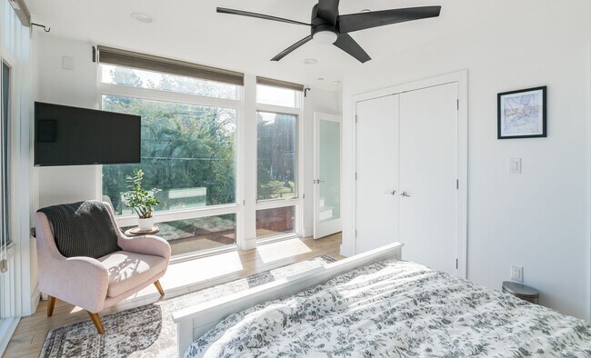 Building Photo - Three Bed Olde Kensington Home