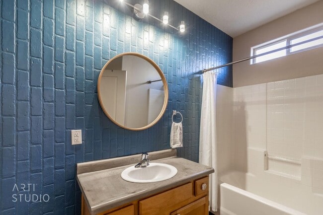 Building Photo - Washington 3 Bedroom Townhome