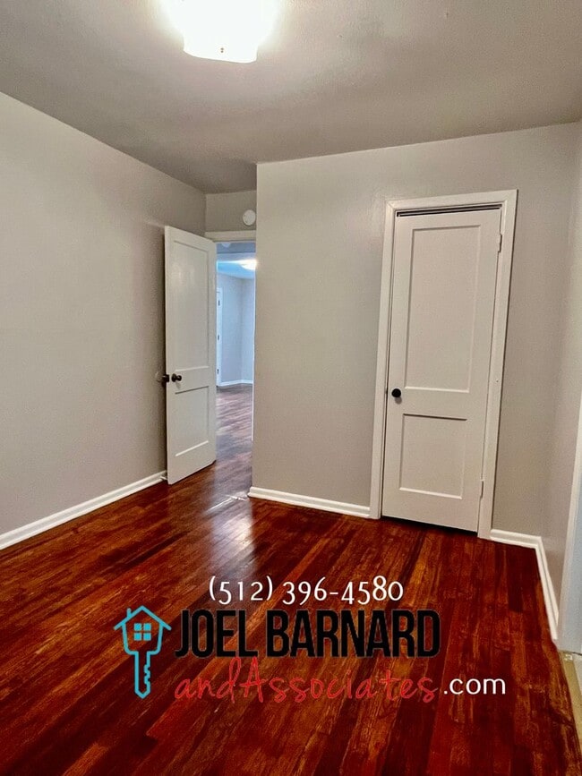 Building Photo - Availably July 12: Charming 3 Bedroom 1 Ba...