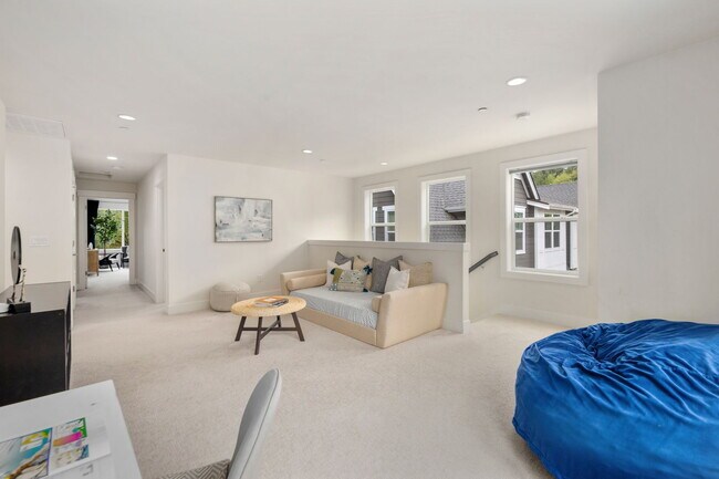 Building Photo - **North-Facing Luxury Home with Sunroom, A/C & Smart Home Features in Sammamish** Available NOW f...