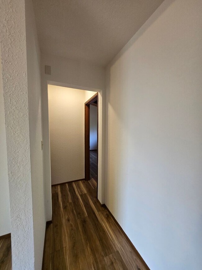 Building Photo - Riverfront Property 3 Bedroom 2 Bath in To...